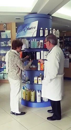 Farmacia Reig Perdomo farmacéutico atendiendo clienta