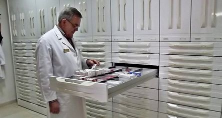 Farmacia Reig Perdomo farmacéutico revisando medicamentos