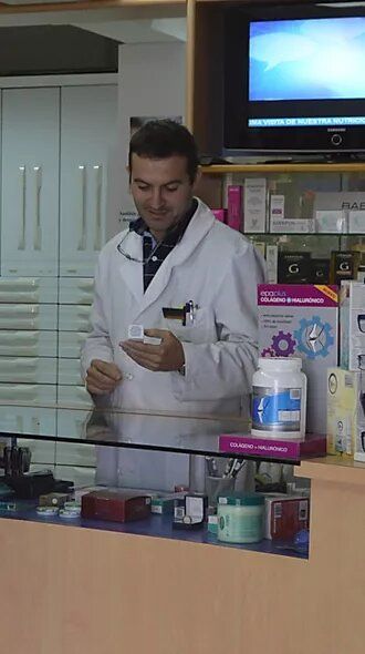 Farmacia Reig Perdomo farmacéutico mirando producto