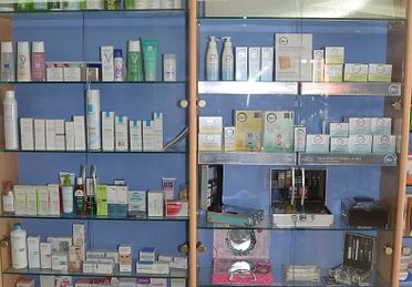 Farmacia Reig Perdomo productos en estantería