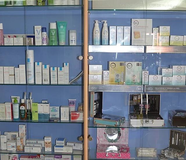 Farmacia Reig Perdomo productos en estantería